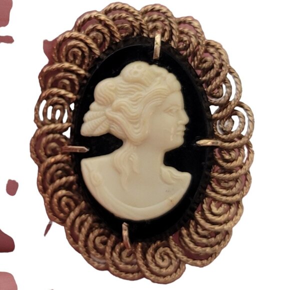 Gold Tone Wire Filigree Black, White Plastic Cameo Brooch Pin E824 - Picture 2 of 10